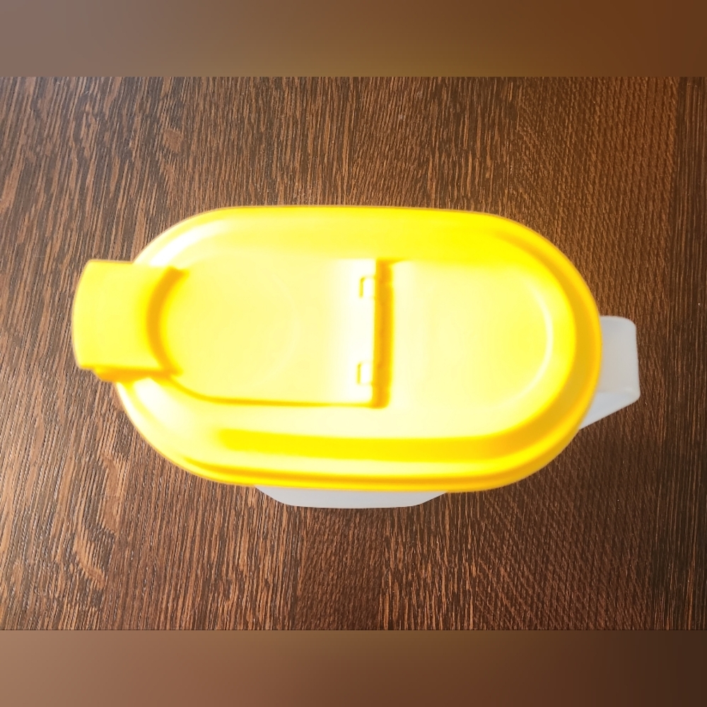 Tupperware Slim 2-Quart Store & Serve Pour Pitcher (2009C-2) w/YellowLid EUC $13 - Picture 3 of 5